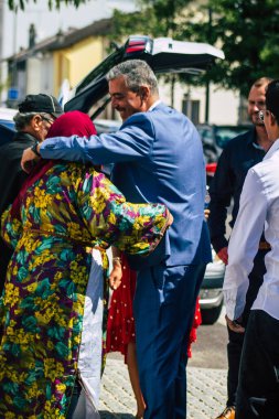 Reims France 29 Ağustos 2020 Fransız geleneklerine göre Fransa 'da Champagne şehrindeki Epernay belediye binasında yapılan cumhuriyetçi bir düğüne katılan kimliği belirsiz insanların görüntüsü