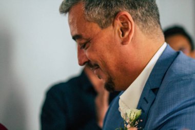 Reims France 29 Ağustos 2020 Fransız geleneklerine göre Fransa 'da Champagne şehrindeki Epernay belediye binasında yapılan cumhuriyetçi bir düğüne katılan kimliği belirsiz insanların görüntüsü