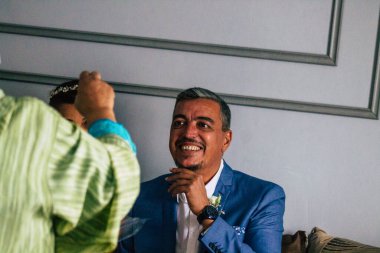 Reims France 29 Ağustos 2020 Fransız geleneklerine göre Fransa 'da Champagne şehrindeki Epernay belediye binasında yapılan cumhuriyetçi bir düğüne katılan kimliği belirsiz insanların görüntüsü