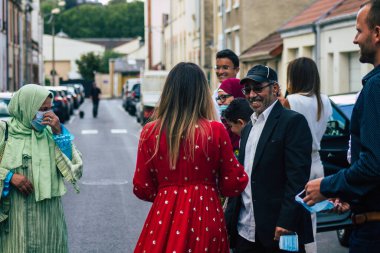 Reims France 29 Ağustos 2020 Fransa 'da, Fransa' nın Champagne şehrindeki Epernay belediye binasında gerçekleşen Fransız geleneğine göre cumhuriyetçi bir düğüne katılan kimliği belirsiz bir insanın görüntüsü