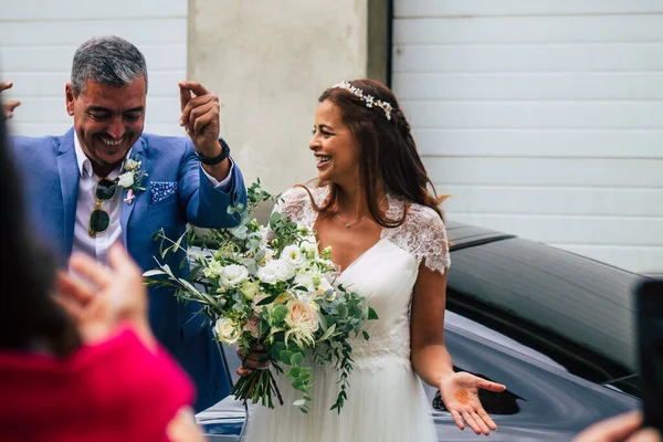 Fransız geleneklerine göre, 29 Ağustos 2020 'de Fransa' da Champagne şehrindeki Epernay belediye binasında gerçekleşen cumhuriyetçi bir düğün sırasında dans eden kimliği belirsiz insanların görüntüsü