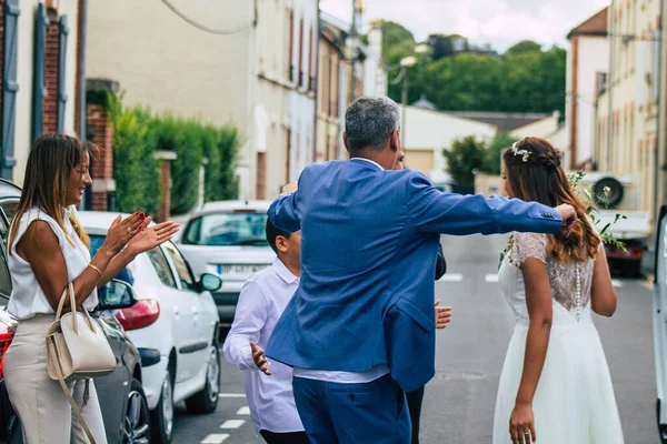 Fransız geleneklerine göre, 29 Ağustos 2020 'de Fransa' da Champagne şehrindeki Epernay belediye binasında gerçekleşen cumhuriyetçi bir düğün sırasında dans eden kimliği belirsiz insanların görüntüsü