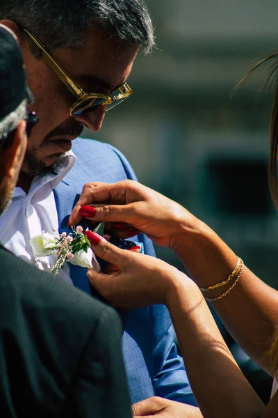 ランス フランス2020年8月29日フランス シャンパン市のエペルネ市役所で行われたフランスの伝統による共和制結婚式に参加した正体不明の人々の見解 — ストック写真