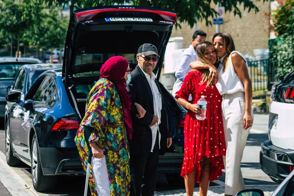 Reims France 29 Ağustos 2020 Fransa 'da, Fransa' nın Champagne şehrindeki Epernay belediye binasında gerçekleşen Fransız geleneğine göre cumhuriyetçi bir düğüne katılan kimliği belirsiz bir insanın görüntüsü