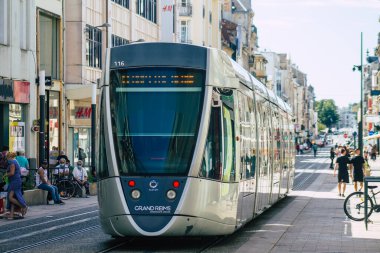 Reims France 04 Eylül 2020, Fransa 'nın Grand Est bölgesinde bir şehir olan Reims toplu taşıma sisteminin bir parçası olan caddelerden geçen yolcular için modern bir elektrikli tramvayın görüntüsü