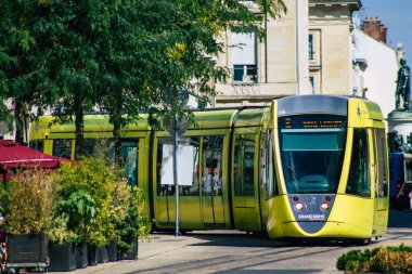 Reims France 04 Eylül 2020, Fransa 'nın Grand Est bölgesinde bir şehir olan Reims toplu taşıma sisteminin bir parçası olan caddelerden geçen yolcular için modern bir elektrikli tramvayın görüntüsü