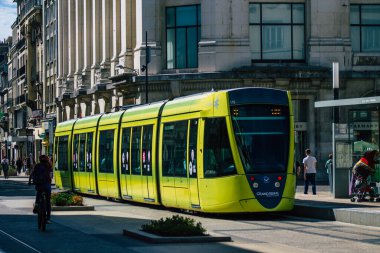Reims France 04 Eylül 2020, Fransa 'nın Grand Est bölgesinde bir şehir olan Reims toplu taşıma sisteminin bir parçası olan caddelerden geçen yolcular için modern bir elektrikli tramvayın görüntüsü