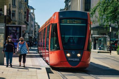 Reims France 04 Eylül 2020, Fransa 'nın Grand Est bölgesinde bir şehir olan Reims toplu taşıma sisteminin bir parçası olan caddelerden geçen yolcular için modern bir elektrikli tramvayın görüntüsü