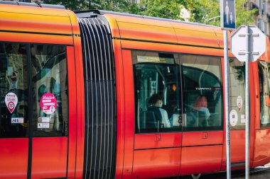 Reims France 04 Eylül 2020, Fransa 'nın Grand Est bölgesinde bir şehir olan Reims toplu taşıma sisteminin bir parçası olan caddelerden geçen yolcular için modern bir elektrikli tramvayın görüntüsü