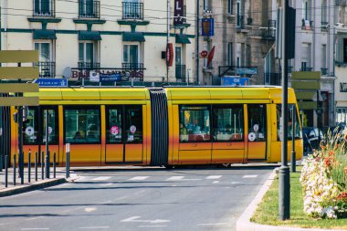 Reims France 04 Eylül 2020, Fransa 'nın Grand Est bölgesinde bir şehir olan Reims toplu taşıma sisteminin bir parçası olan caddelerden geçen yolcular için modern bir elektrikli tramvayın görüntüsü