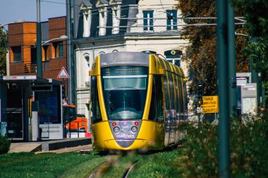 Reims France 04 Eylül 2020, Fransa 'nın Grand Est bölgesinde bir şehir olan Reims toplu taşıma sisteminin bir parçası olan caddelerden geçen yolcular için modern bir elektrikli tramvayın görüntüsü