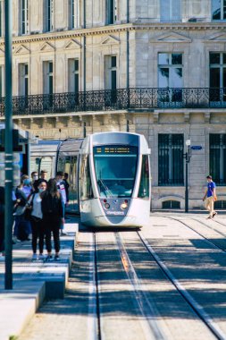 Reims France 04 Eylül 2020, Fransa 'nın Grand Est bölgesinde bir şehir olan Reims toplu taşıma sisteminin bir parçası olan caddelerden geçen yolcular için modern bir elektrikli tramvayın görüntüsü