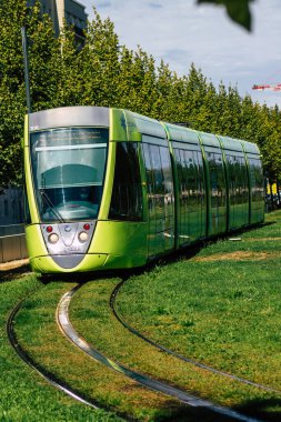 Reims France 04 Eylül 2020, Fransa 'nın Grand Est bölgesinde bir şehir olan Reims toplu taşıma sisteminin bir parçası olan caddelerden geçen yolcular için modern bir elektrikli tramvayın görüntüsü