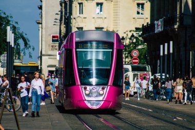 Reims France 04 Eylül 2020, Fransa 'nın Grand Est bölgesinde bir şehir olan Reims toplu taşıma sisteminin bir parçası olan caddelerden geçen yolcular için modern bir elektrikli tramvayın görüntüsü