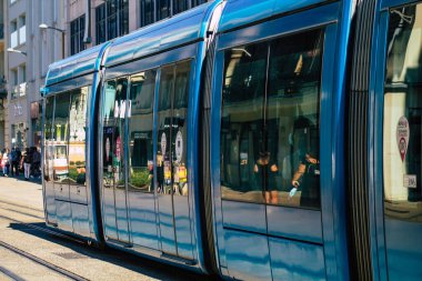 Reims France 04 Eylül 2020, Fransa 'nın Grand Est bölgesinde bir şehir olan Reims toplu taşıma sisteminin bir parçası olan caddelerden geçen yolcular için modern bir elektrikli tramvayın görüntüsü