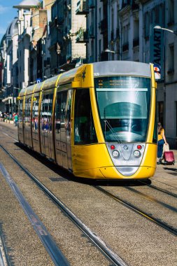 Reims France 04 Eylül 2020, Fransa 'nın Grand Est bölgesinde bir şehir olan Reims toplu taşıma sisteminin bir parçası olan caddelerden geçen yolcular için modern bir elektrikli tramvayın görüntüsü