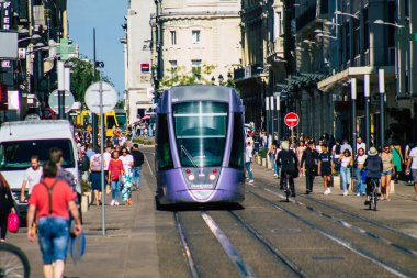 Reims France 04 Eylül 2020, Fransa 'nın Grand Est bölgesinde bir şehir olan Reims toplu taşıma sisteminin bir parçası olan caddelerden geçen yolcular için modern bir elektrikli tramvayın görüntüsü