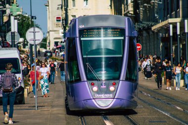 Reims France 04 Eylül 2020, Fransa 'nın Grand Est bölgesinde bir şehir olan Reims toplu taşıma sisteminin bir parçası olan caddelerden geçen yolcular için modern bir elektrikli tramvayın görüntüsü