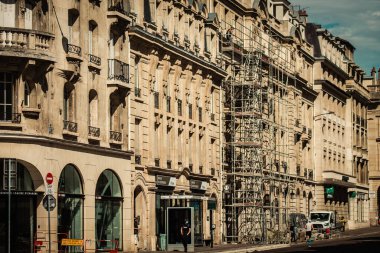 Reims 'de bulunan tarihi bir binanın ön cephesi, Fransa' nın Grand Est bölgesindeki bir şehir ve Avrupa 'nın en eskilerindendir.