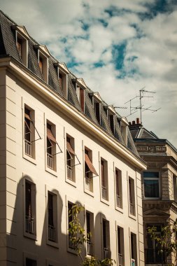 Reims 'de bulunan tarihi bir binanın ön cephesi, Fransa' nın Grand Est bölgesindeki bir şehir ve Avrupa 'nın en eskilerindendir.