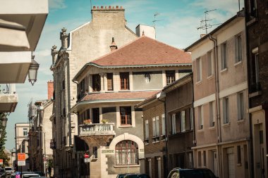 Reims 'de bulunan tarihi bir binanın ön cephesi, Fransa' nın Grand Est bölgesindeki bir şehir ve Avrupa 'nın en eskilerindendir.