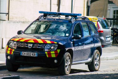 Fransa 'yı 4 Eylül 2020' de Fransa 'nın Grand Est bölgesindeki tarihi Reims caddelerine park etmiş geleneksel bir Fransız polis arabasının görüntüsü ve Avrupa' nın en eskilerindendir.