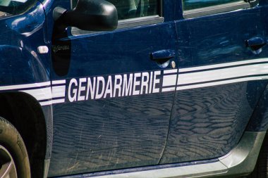 Fransa 'yı 4 Eylül 2020' de Fransa 'nın Grand Est bölgesindeki tarihi Reims caddelerine park etmiş geleneksel bir Fransız polis arabasının görüntüsü ve Avrupa' nın en eskilerindendir.