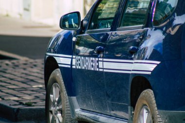 Fransa 'yı 4 Eylül 2020' de Fransa 'nın Grand Est bölgesindeki tarihi Reims caddelerine park etmiş geleneksel bir Fransız polis arabasının görüntüsü ve Avrupa' nın en eskilerindendir.