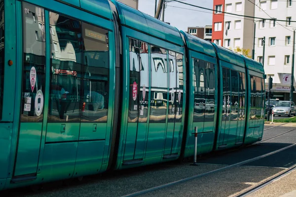Reims France 04 Eylül 2020, Fransa 'nın Grand Est bölgesinde bir şehir olan Reims toplu taşıma sisteminin bir parçası olan caddelerden geçen yolcular için modern bir elektrikli tramvayın görüntüsü