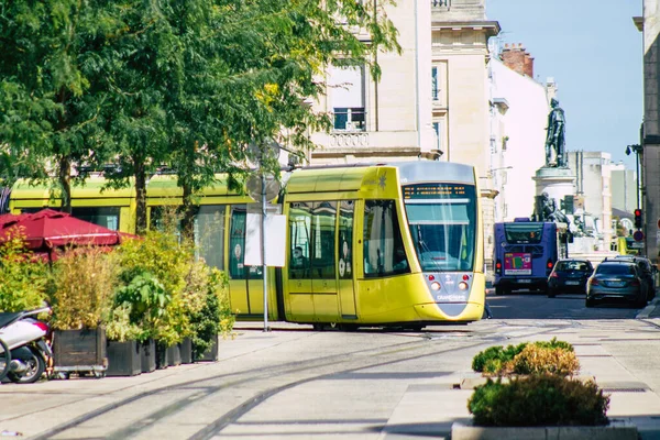 Reims France 04 Eylül 2020, Fransa 'nın Grand Est bölgesinde bir şehir olan Reims toplu taşıma sisteminin bir parçası olan caddelerden geçen yolcular için modern bir elektrikli tramvayın görüntüsü