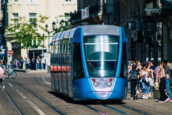 Reims France 04 Eylül 2020, Fransa 'nın Grand Est bölgesinde bir şehir olan Reims toplu taşıma sisteminin bir parçası olan caddelerden geçen yolcular için modern bir elektrikli tramvayın görüntüsü