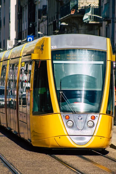 Reims France 04 Eylül 2020, Fransa 'nın Grand Est bölgesinde bir şehir olan Reims toplu taşıma sisteminin bir parçası olan caddelerden geçen yolcular için modern bir elektrikli tramvayın görüntüsü