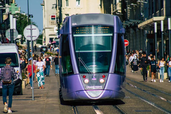 Reims France 04 Eylül 2020, Fransa 'nın Grand Est bölgesinde bir şehir olan Reims toplu taşıma sisteminin bir parçası olan caddelerden geçen yolcular için modern bir elektrikli tramvayın görüntüsü