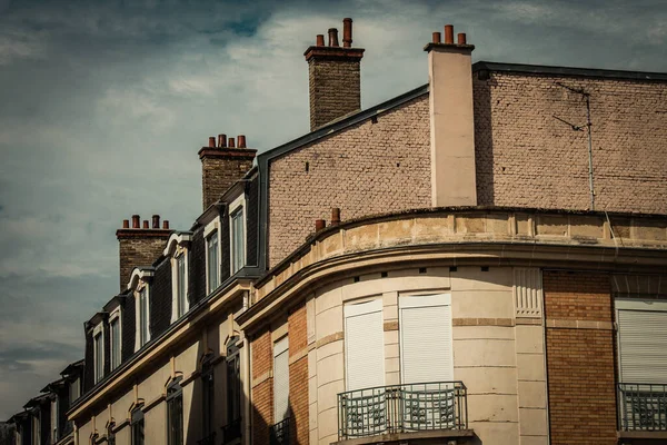 Reims 'de bulunan tarihi bir binanın ön cephesi, Fransa' nın Grand Est bölgesindeki bir şehir ve Avrupa 'nın en eskilerindendir.