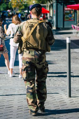 Reims 'de devriye gezen kimliği belirsiz bir Fransız askerinin Fransa' nın Grand Est bölgesinde ve Avrupa 'nın en eskilerinden birinin görüntüsü.