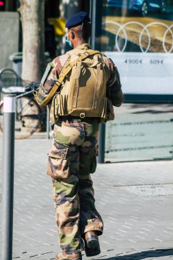 Reims 'de devriye gezen kimliği belirsiz bir Fransız askerinin Fransa' nın Grand Est bölgesinde ve Avrupa 'nın en eskilerinden birinin görüntüsü.