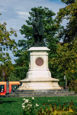 Fransa 'yı 4 Eylül 2020' de Fransa 'nın Grand Est bölgesindeki tarihi Reims caddesinde bulunan ve Avrupa' nın en eski şehirlerinden biri olan bir heykele bakıyor.