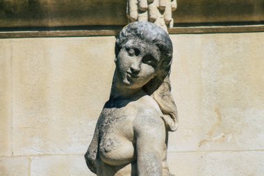 Fransa 'yı 4 Eylül 2020' de Fransa 'nın Grand Est bölgesindeki tarihi Reims caddesinde bulunan ve Avrupa' nın en eski şehirlerinden biri olan bir heykele bakıyor.