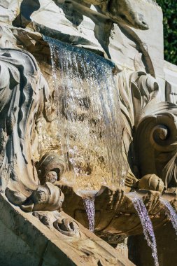 Reims Fransa 'yı 4 Eylül 2020' de Fransa 'nın Grand Est bölgesinde yer alan ve Avrupa' nın en eski şehirlerinden biri olan Reims şehir merkezindeki bir çeşmeye bakıyor.