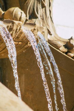 Reims Fransa 'yı 4 Eylül 2020' de Fransa 'nın Grand Est bölgesinde yer alan ve Avrupa' nın en eski şehirlerinden biri olan Reims şehir merkezindeki bir çeşmeye bakıyor.