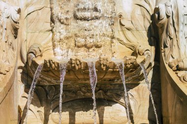 Reims Fransa 'yı 4 Eylül 2020' de Fransa 'nın Grand Est bölgesinde yer alan ve Avrupa' nın en eski şehirlerinden biri olan Reims şehir merkezindeki bir çeşmeye bakıyor.