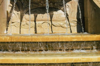 Reims Fransa 'yı 4 Eylül 2020' de Fransa 'nın Grand Est bölgesinde yer alan ve Avrupa' nın en eski şehirlerinden biri olan Reims şehir merkezindeki bir çeşmeye bakıyor.