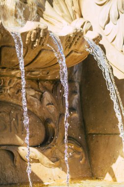 Reims Fransa 'yı 4 Eylül 2020' de Fransa 'nın Grand Est bölgesinde yer alan ve Avrupa' nın en eski şehirlerinden biri olan Reims şehir merkezindeki bir çeşmeye bakıyor.