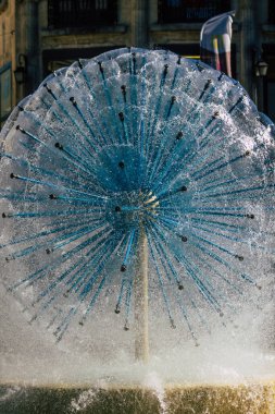 Reims Fransa 'yı 4 Eylül 2020' de Fransa 'nın Grand Est bölgesinde yer alan ve Avrupa' nın en eski şehirlerinden biri olan Reims şehir merkezindeki bir çeşmeye bakıyor.