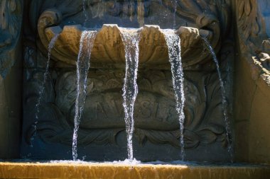 Reims Fransa 'yı 4 Eylül 2020' de Fransa 'nın Grand Est bölgesinde yer alan ve Avrupa' nın en eski şehirlerinden biri olan Reims şehir merkezindeki bir çeşmeye bakıyor.