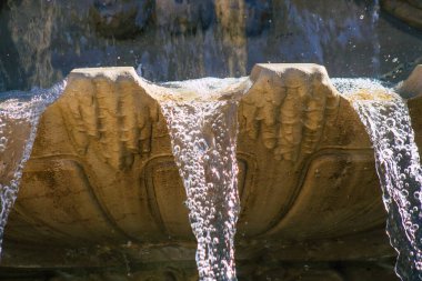 Reims Fransa 'yı 4 Eylül 2020' de Fransa 'nın Grand Est bölgesinde yer alan ve Avrupa' nın en eski şehirlerinden biri olan Reims şehir merkezindeki bir çeşmeye bakıyor.