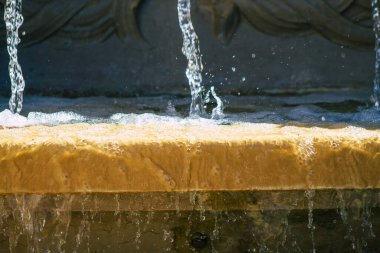 Reims Fransa 'yı 4 Eylül 2020' de Fransa 'nın Grand Est bölgesinde yer alan ve Avrupa' nın en eski şehirlerinden biri olan Reims şehir merkezindeki bir çeşmeye bakıyor.