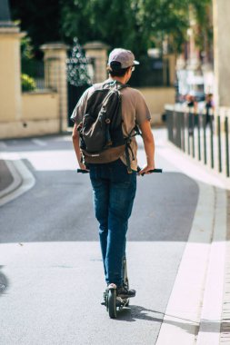 Reims caddelerinde elektrikli scooterla dolaşan kimliği belirsiz insanların küçük bir iç yanmalı motorlar ve merkezde bir güverte ile çalıştığı Fransa 'yı 4 Eylül 2020' de gösteriyor.