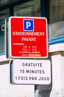 Reims şehir merkezindeki karayolu kullanıcısına bilgi sağlamak için yol kenarına ya da üzerine dikilmiş sokak levhası ya da yol tabelasına ilişkin Fransa 4 Eylül 2020