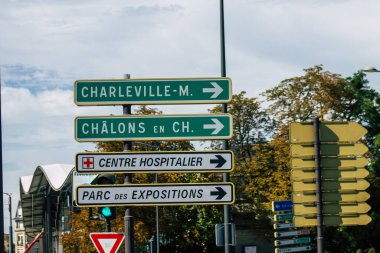 Reims şehir merkezindeki karayolu kullanıcısına bilgi sağlamak için yol kenarına ya da üzerine dikilmiş sokak levhası ya da yol tabelasına ilişkin Fransa 4 Eylül 2020